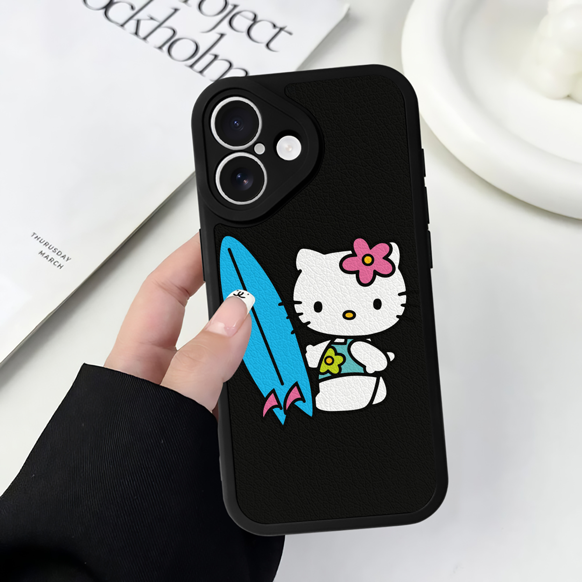（画像用） Hello Kitty ハローキティ 【iPhone 16シリーズ対応】シリコンスマホケース（レザー調） 材質：シリコン